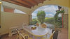 Appartamento con doppi servizi e grande giardino privato, in residence con piscina a Manerba del Garda