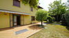 Appartamento con doppi servizi e grande giardino privato, in residence con piscina a Manerba del Garda