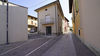 Appartamento al primo piano con locale commerciale al piano terra a Moniga del Garda