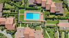 Villa a schiera di testa con giardino privato e garage doppio, in residence con piscina