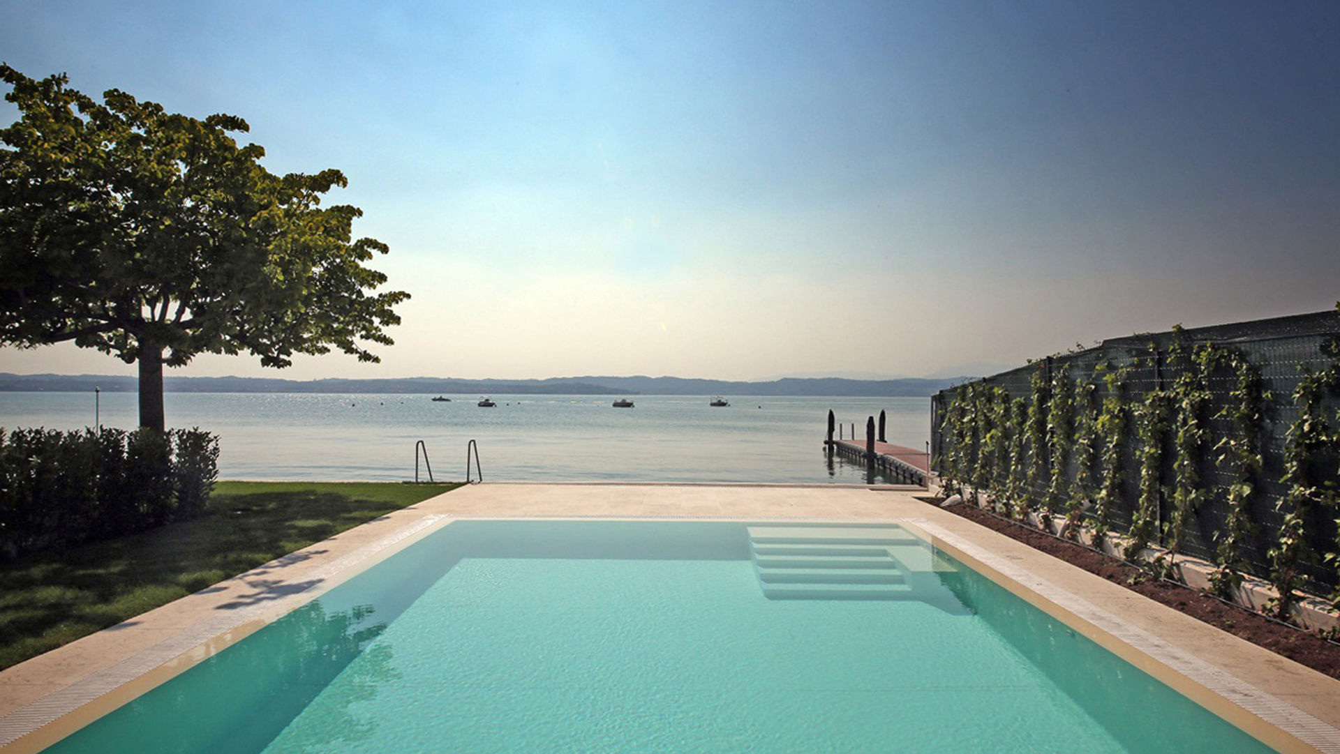 Exclusive apartment with swimming pool in front of the lake for sale in